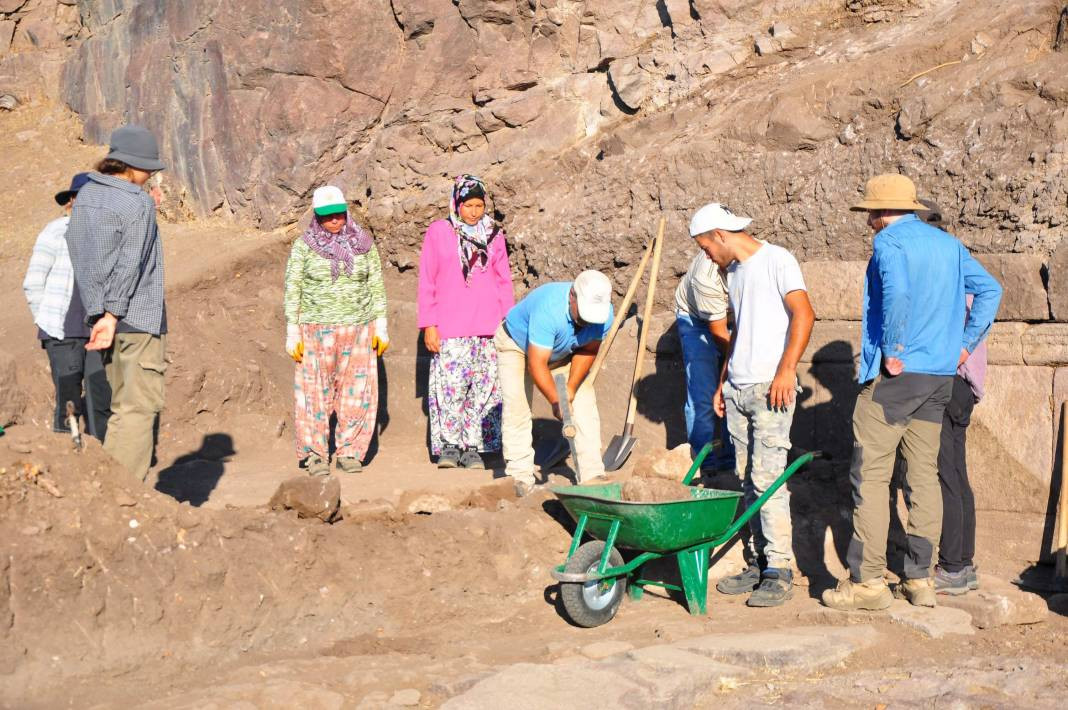 Manisa'da ortaya çıktı! 2700 yıllık geçmişi var. Dünyada nadir görülüyor - Resim: 19